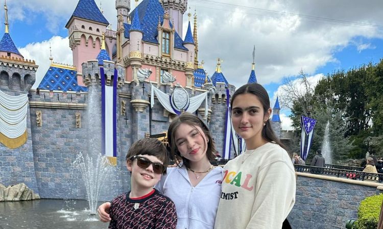 Alexa Swinton (middle) with her siblings at Disneyland